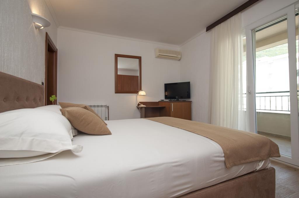 Guest House Medin Petrovac Exteriör bild